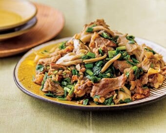 ポン酢で簡単、香味ダレが食欲増進。豚肉とマイタケの炒め物
