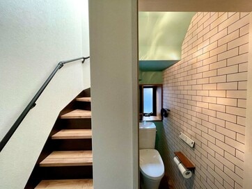 トイレを階段下にして、間取りの自由度アップ。スムーズな動線＆サイズ感に大満足