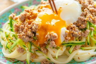 ランチは「肉みそジャージャーうどん」で決まり。レンジで即完成、温玉との相性も最高