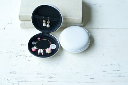 ピアスやコンタクトも100均グッズで収納！こまかいものにも頼りになります