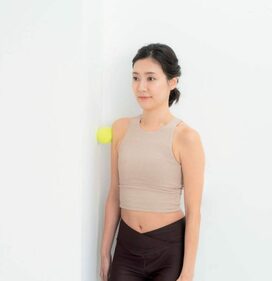 立ったままできるテニスボールダイエット。猫背や肩コリ改善も