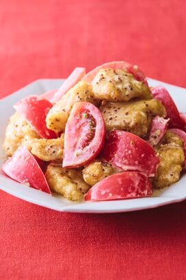 暑くても食欲そそる「トマトと揚げ鶏のハニーマヨしょうゆ」。さっぱりジューシーで箸が止まらない！