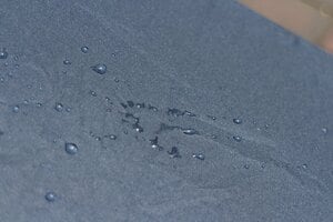 水が生地に染み込んでいる