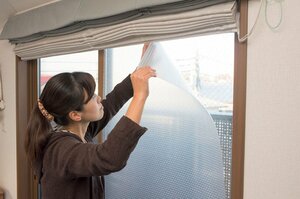 窓に断熱フィルムをはって冷気防止！