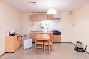 地震発生後のキッチンで火の元を確認