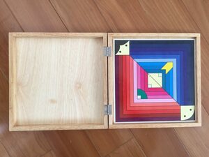 木枠の中に収められたパーツを組み立ててつくるお雛様
