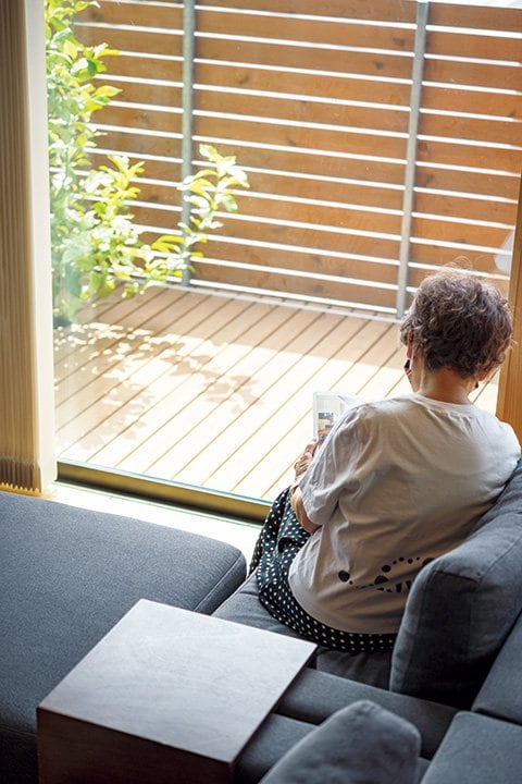 窓辺でくつろぐ母