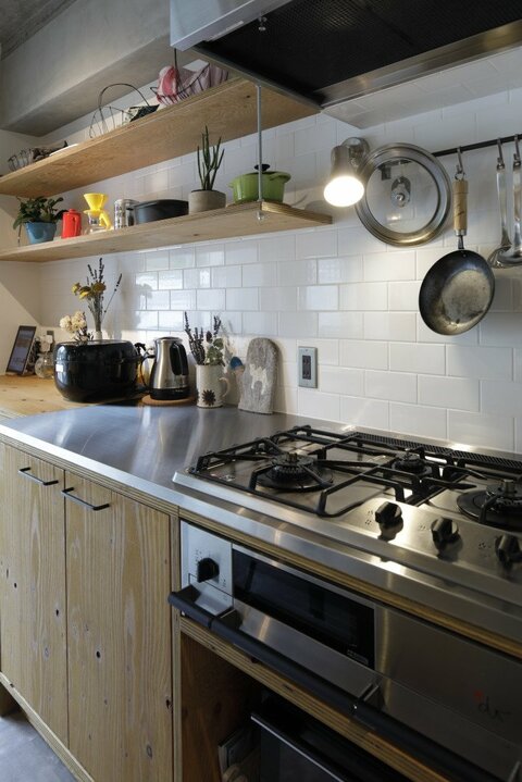 素材を組み合わせた造作キッチン