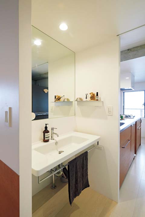 引き戸でキッチンとつながる洗面室