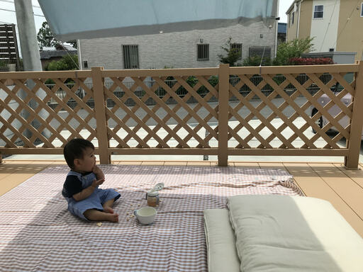 ピクニックごっこをする子ども