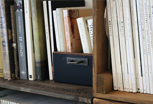 「引き出しボックス」を書棚に並べる