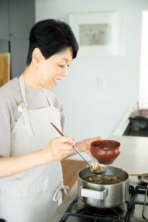 スープをよそうウー・ウェンさん