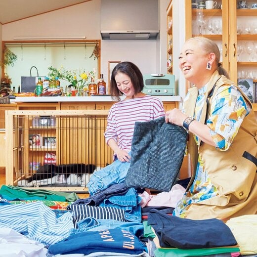 服の整理する女性