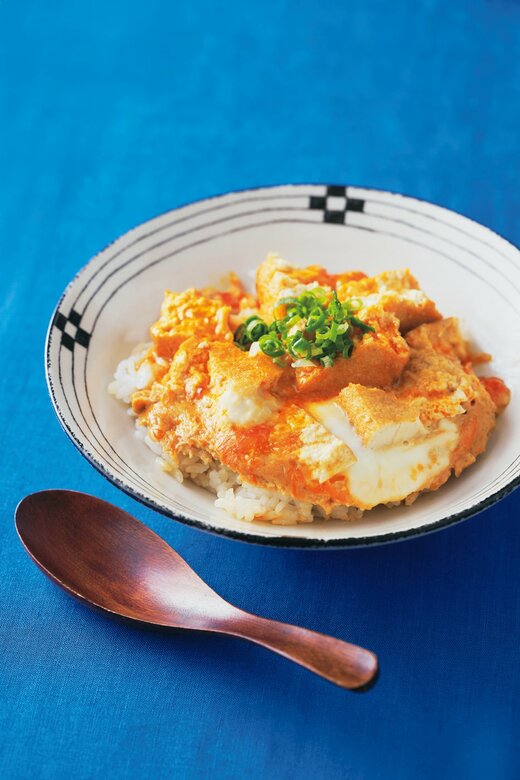 お皿に盛りつけられた厚揚げの親子丼