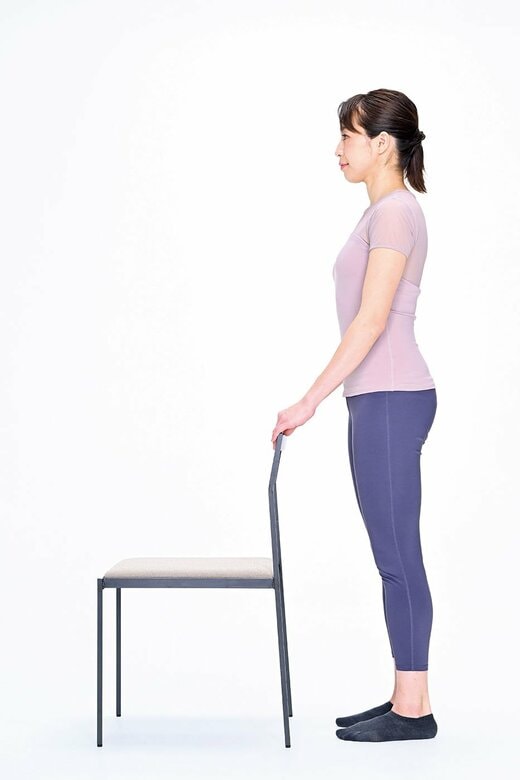 イスの後ろに立つ