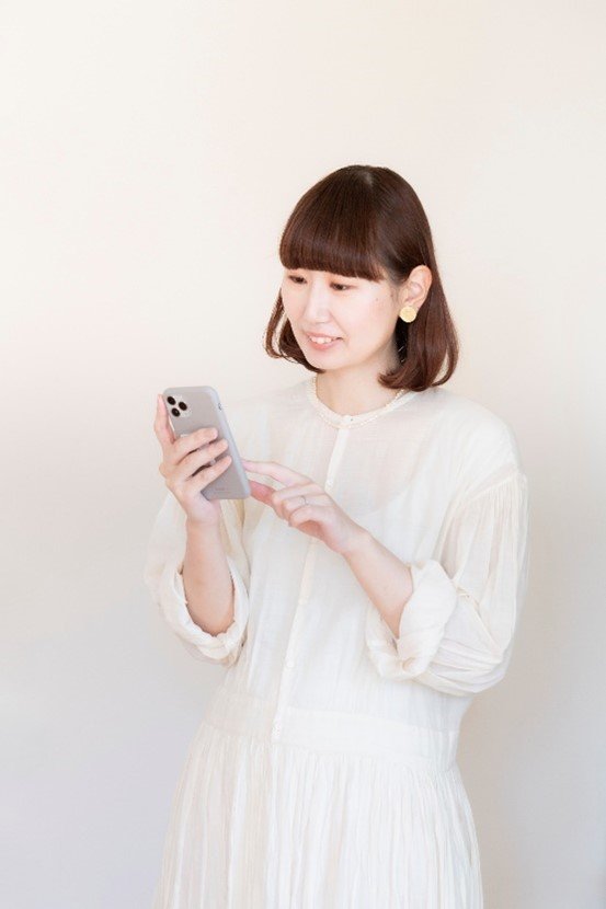 専用アプリを使用する様子