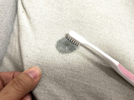 古い歯ブラシでたたく