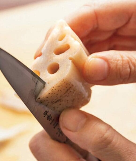 レンコン、包丁、手