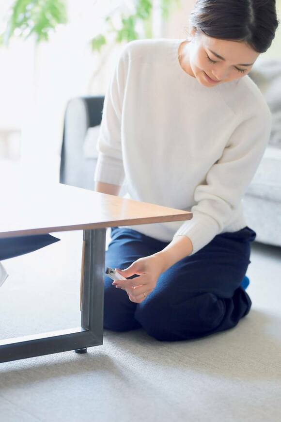 マグネットでテーブルの脚に固定