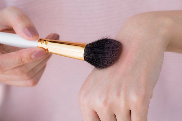 手の甲にブラシ