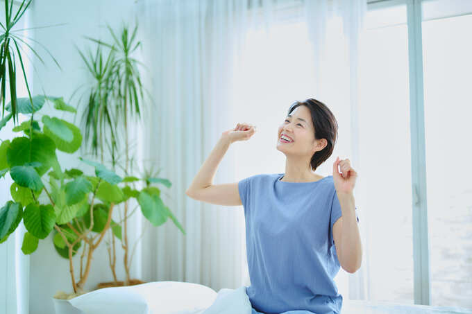 カーテンを開けて朝日を浴びる