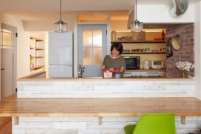 キッチンに立つOさん