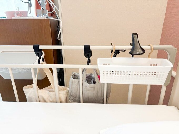 入院グッズをベッドサイドに取り付けているところ