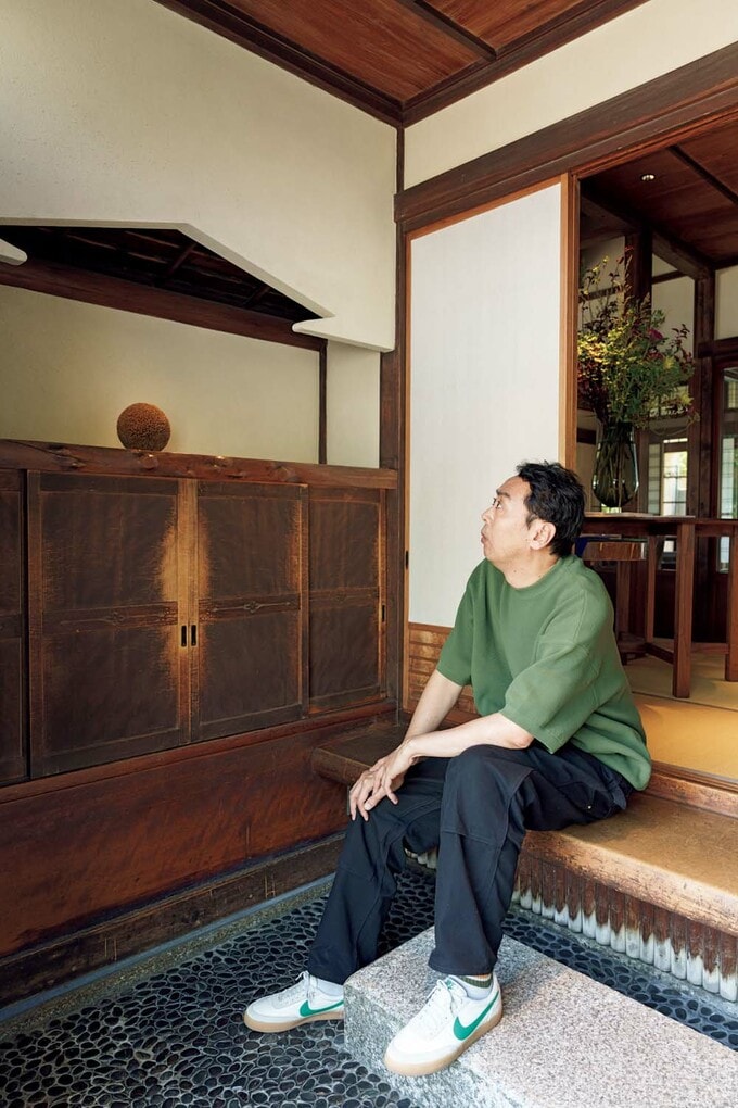 洗い出し仕上げの土間と大きな沓脱ぎ石