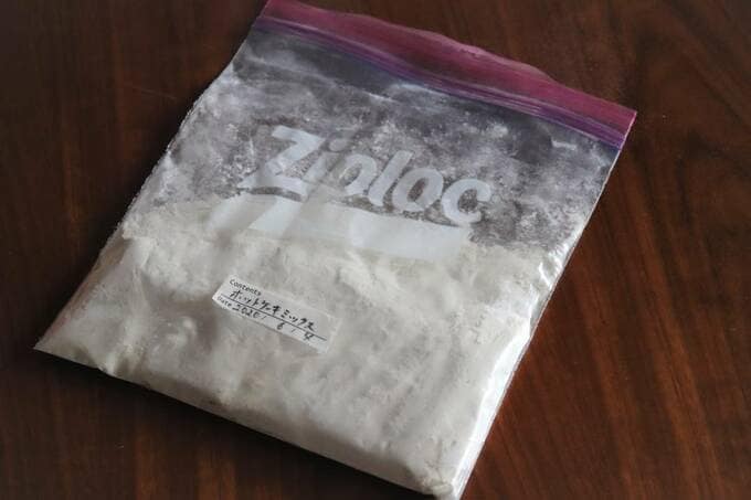 保存袋に薄力粉など