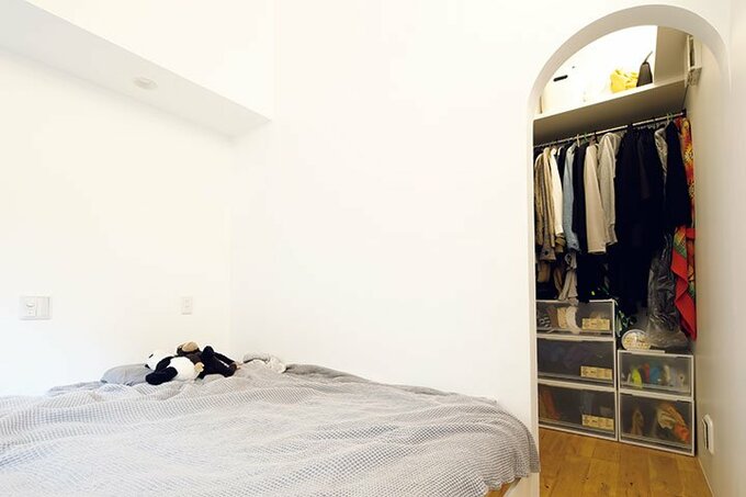 ウォークインクローゼットを通って出入りできる寝室