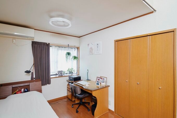 かつて夫婦の寝室だった一部屋が、今は原田さんの個室です。「50代になって初めて、自分の部屋を持 ちました。ブログを書いたり資格に挑戦したり、ここから新しいことが始まっています」