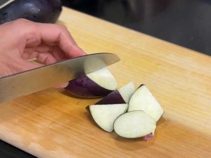 ナスを乱切りにする