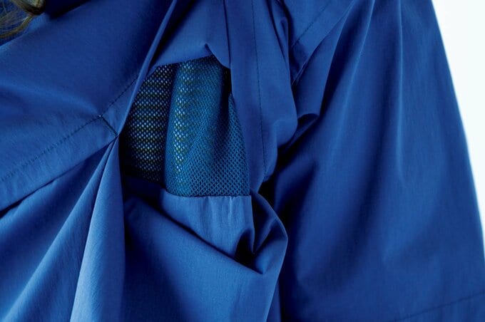 シャツワンピースの背中部分