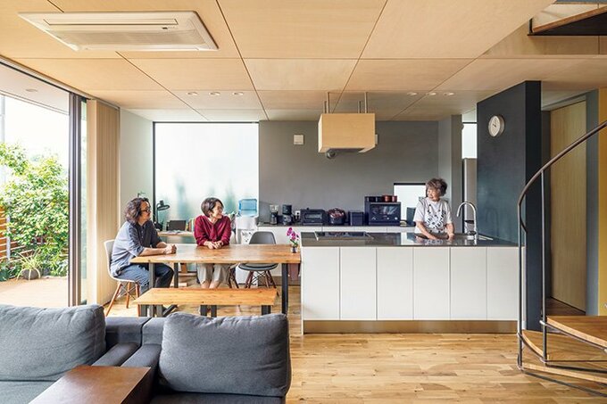 3方向の大型窓に視線が抜ける明るく開放的なLDK