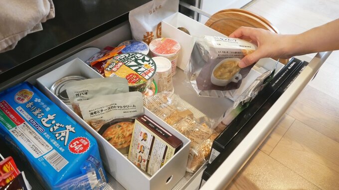 かさばる麺類やレトルトはフリースペースに