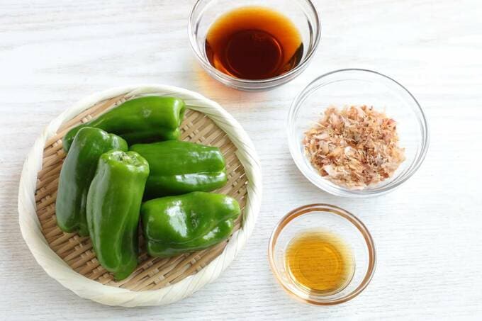 ピーマンや調味料など