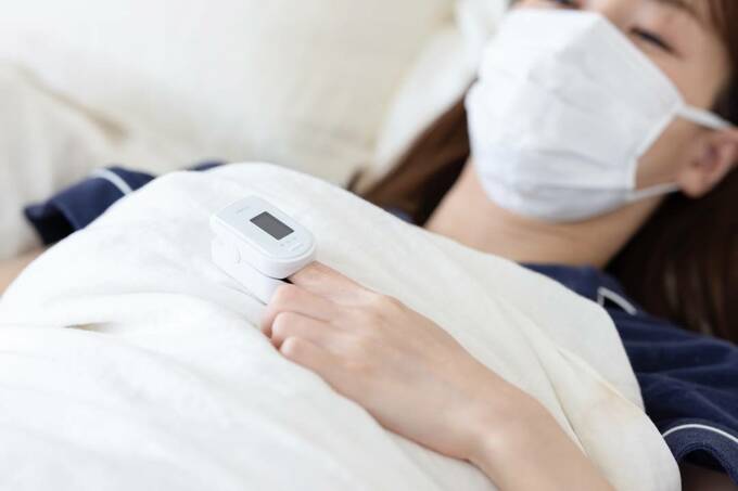 寝込んでいる女性