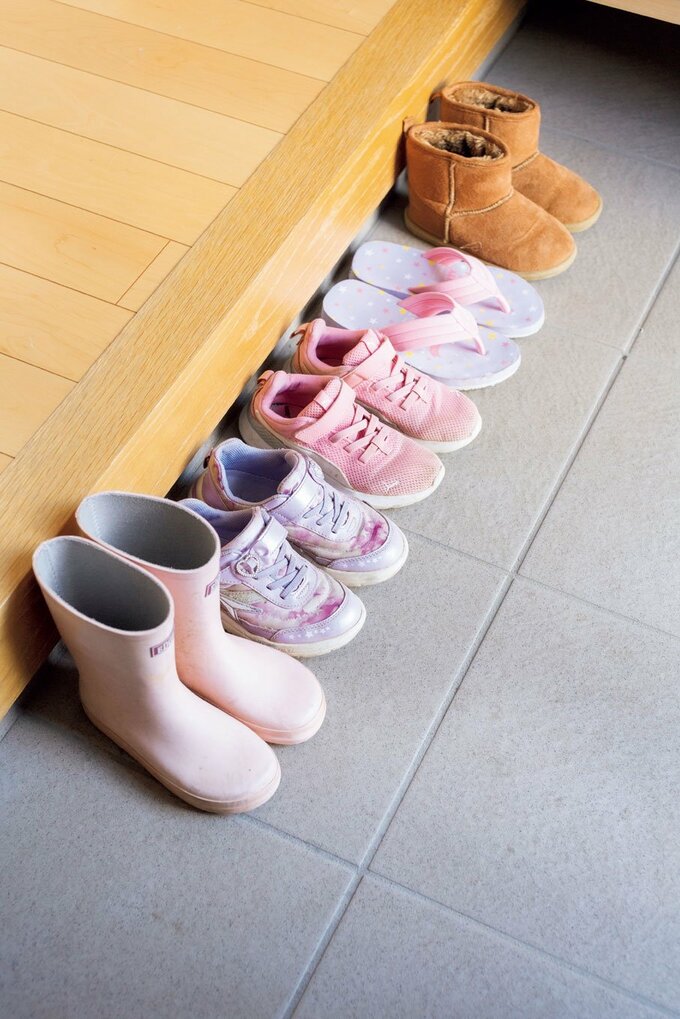 玄関に子どもの靴