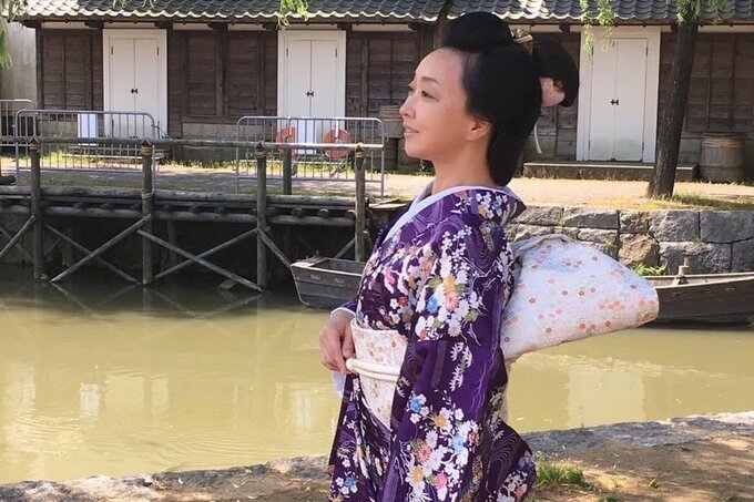 着物を着る川上麻衣子さん
