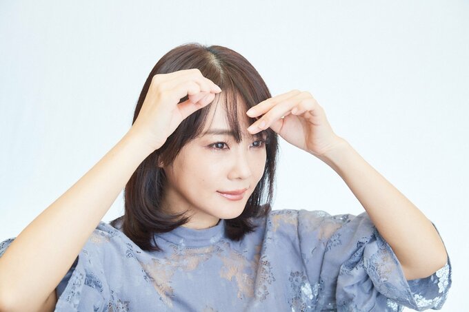 ヘアセットしている女性