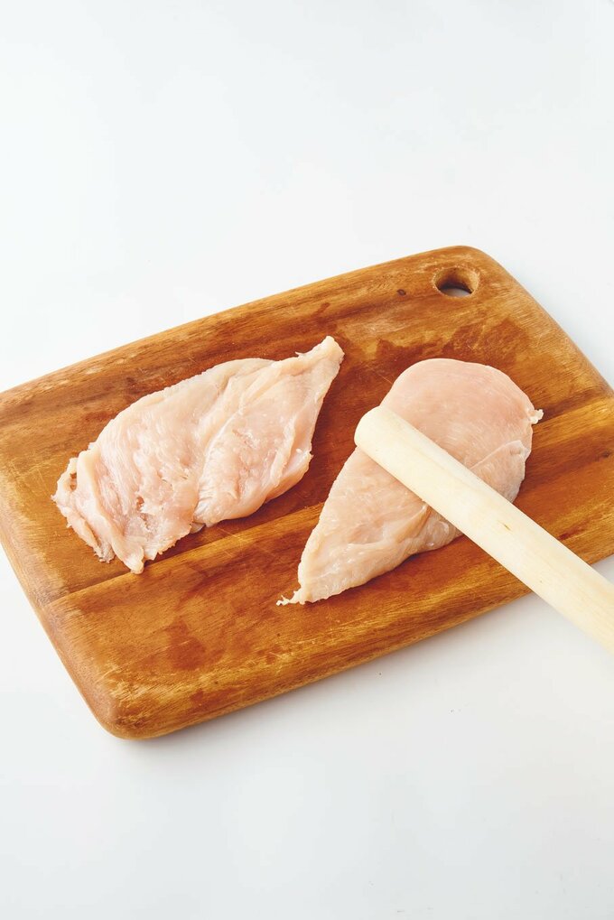 胸肉をめん棒でたたく