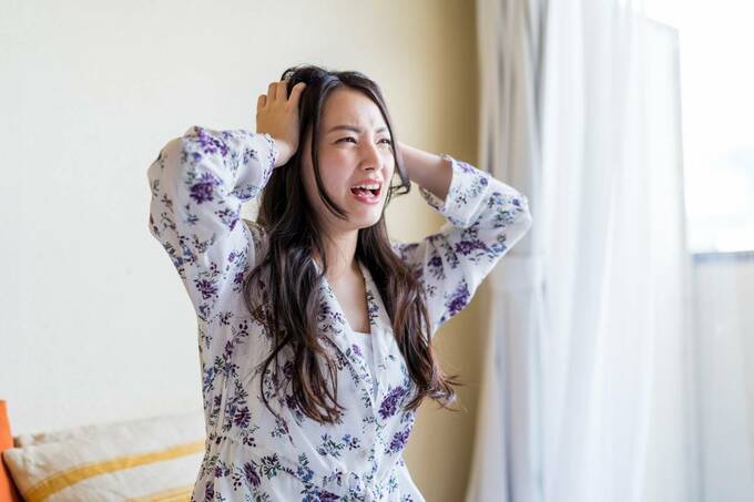 頭を抱える女性