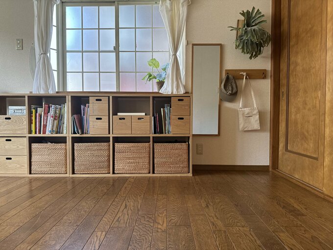 カゴ収納で取り出しやすく、おしゃれに収納