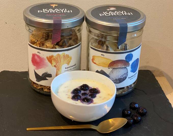 ビンにオートミール、ブルーベリー、キノコ