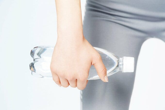 太ももにペットボトル