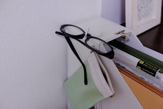 老眼鏡をフックにかけた様子