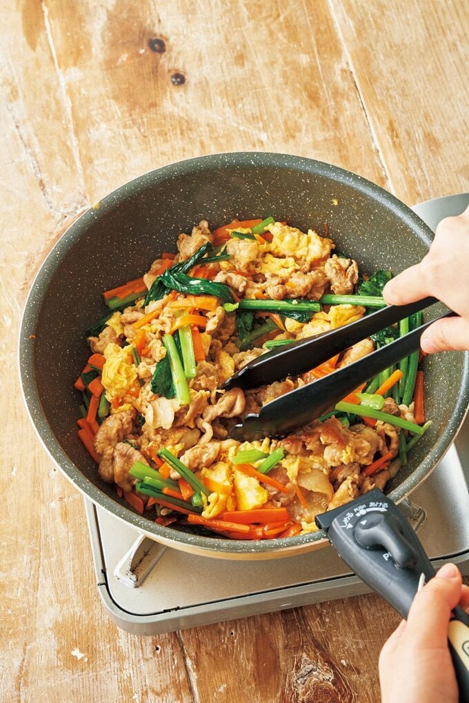 フライパンにコマツナニンジンなど