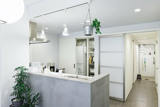 モールテックス仕上げの腰壁が目を引くキッチン