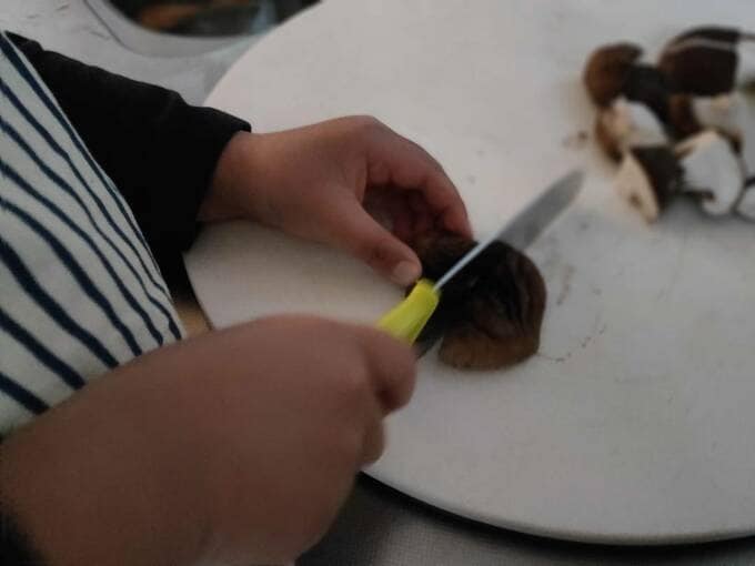 シイタケを切る