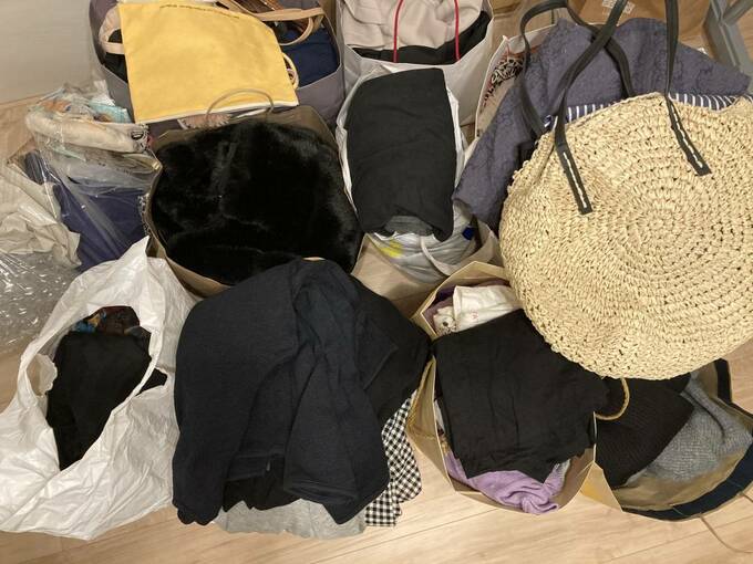 袋に入ったたくさんの衣類